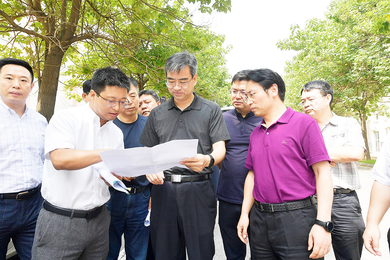曾赞荣调研张家湾设计小镇规划建设情况时强调 高标准完善规划编制