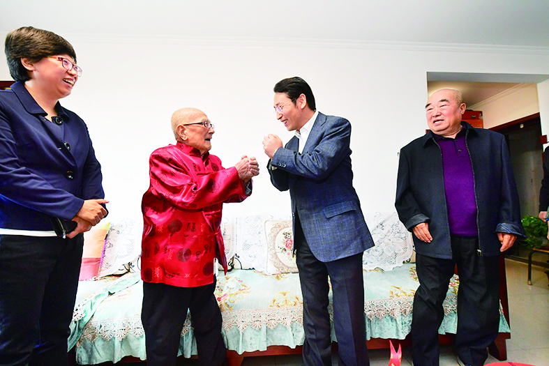 在今年的重阳节即将到来之际,区委书记曾赞荣,区委副书记,区长赵磊,区