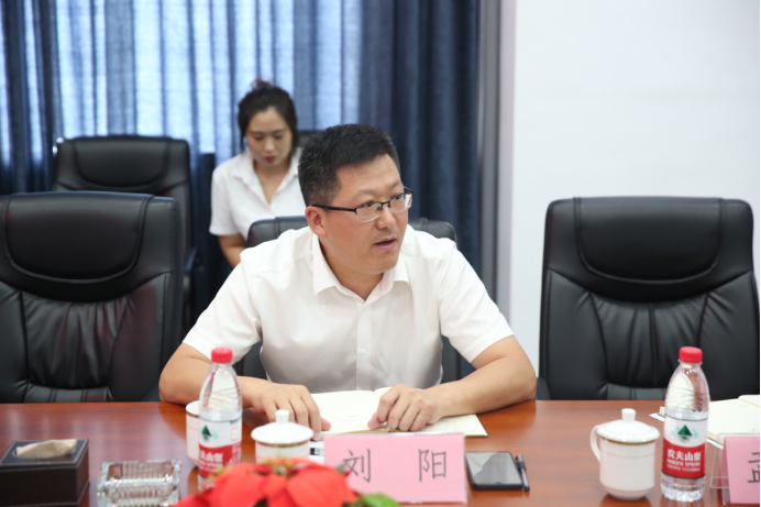 副镇长刘阳主持会议