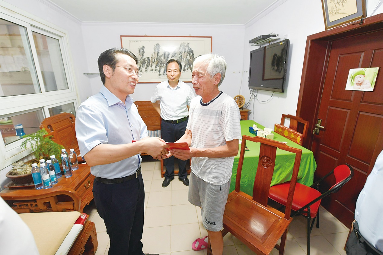 曾赞荣,赵磊与老党员亲切交谈.